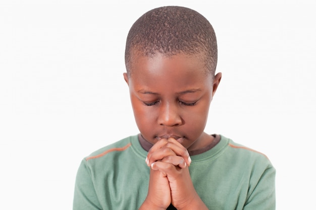 Jeune garçon en prière