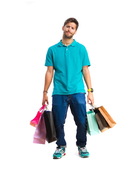 jeune garçon avec des sacs à provisions