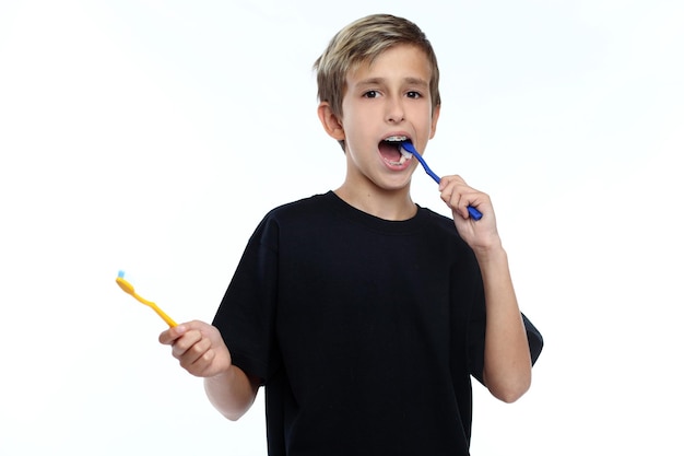 Jeune garçon se brosser les dents