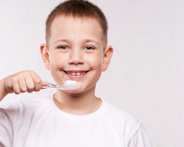 Jeune garçon se brosser les dents