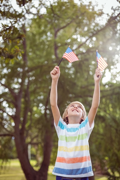 Jeune garçon tenant un drapeau américain