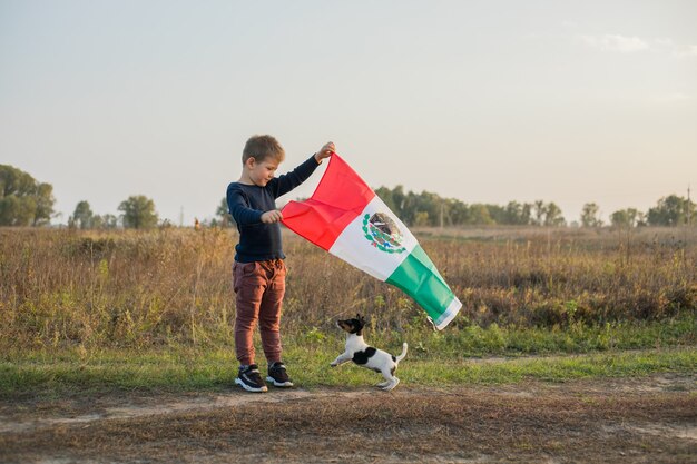 Jeune garçon tenant le drapeau du Mexique