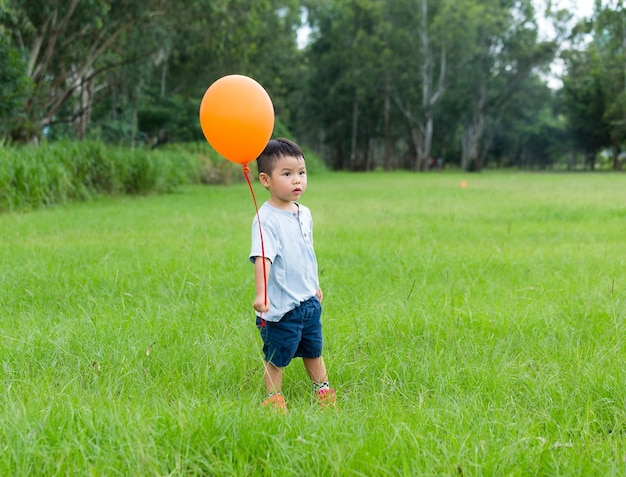 jeune garçon, tenue, ballon