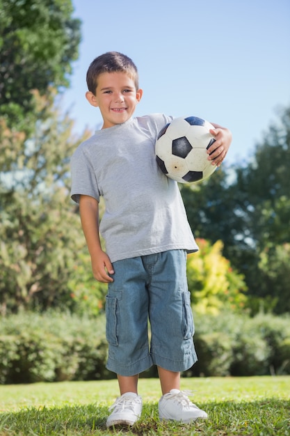 Jeune garçon, tenue, football