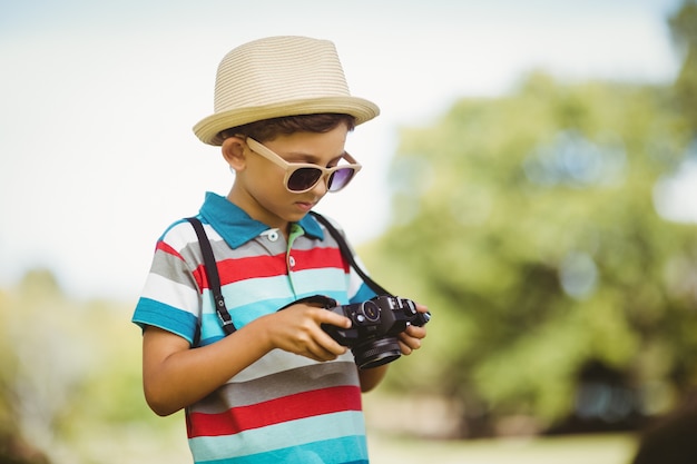 Jeune garçon vérifiant une photographie à huis clos