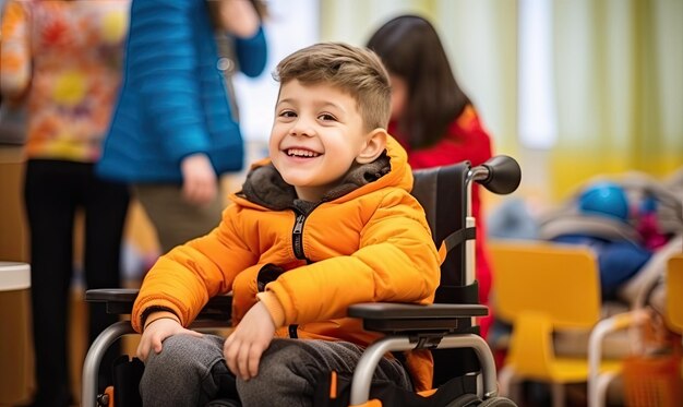 Un jeune garçon vêtu d'une veste jaune vif apprécie son aventure en fauteuil roulant