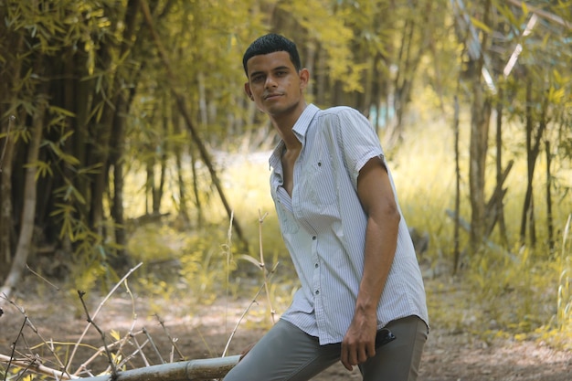 Un jeune gay latin dans la nature