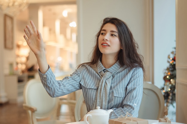 Jeune, girl, appeler, serveuse, café