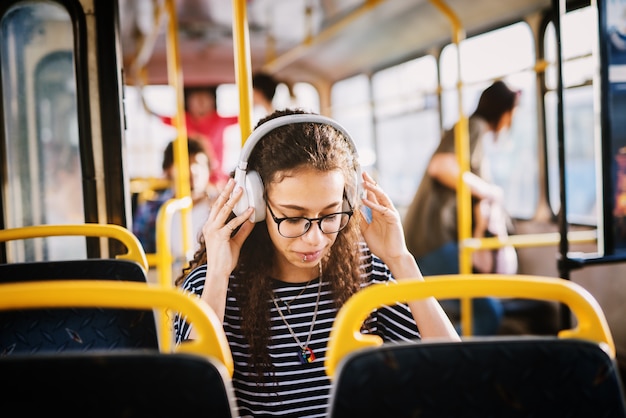 Jeune, girl, écouteurs, séance, autobus