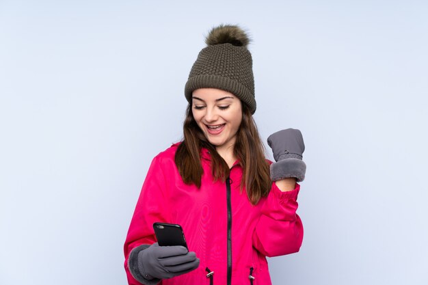 Jeune, girl, hiver, chapeau, isolé, bleu