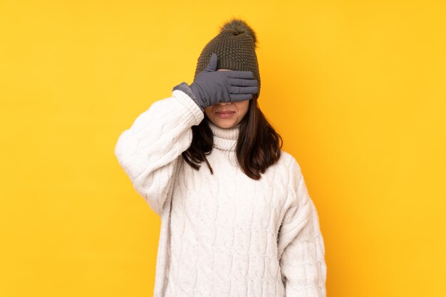 Jeune, girl, hiver, chapeau, mur