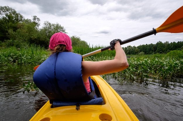 Jeune, Girl, Rose, Casquette, Aviron, Kayak, Rivière, Vue, Derrière