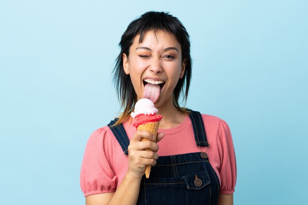 Jeune, girl, tenue, cornet, glace, isolé, bleu