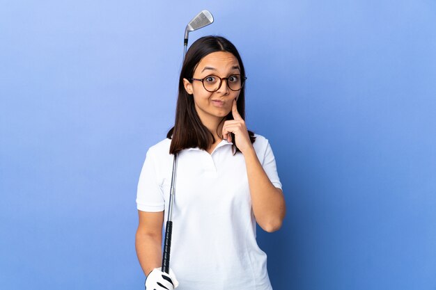 Jeune, golfeur, femme, coloré, mur, pensée