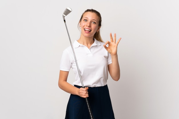 Jeune, golfeur, femme, isolé, blanc, mur, projection, ok, signe, doigts