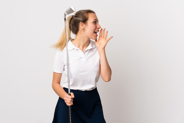 Jeune golfeur femme sur mur blanc isolé criant avec la bouche grande ouverte