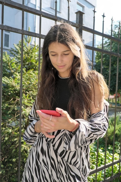 Jeune grande fille aux longs cheveux raides