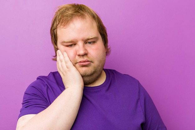 Jeune gros homme rousse authentique qui s'ennuie, fatigué et a besoin d'une journée de détente.