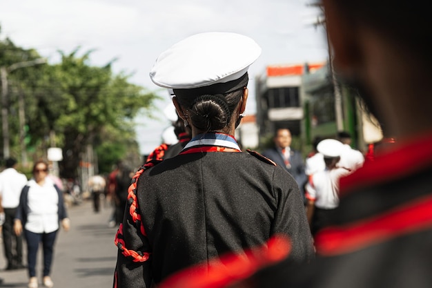 Jeune groupe d'une école militaire en formation pour le défilé des patriotes du Honduras portant des vêtements et des chapeaux militaires