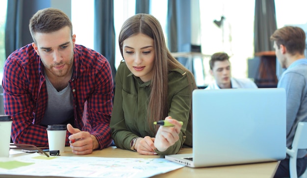 Jeune groupe de personnes faisant leur travail sur ordinateur portable