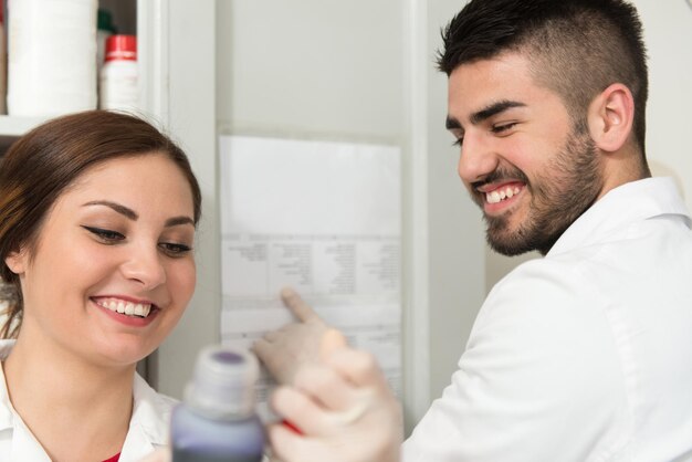 Jeune groupe de scientifiques travaillant au laboratoire