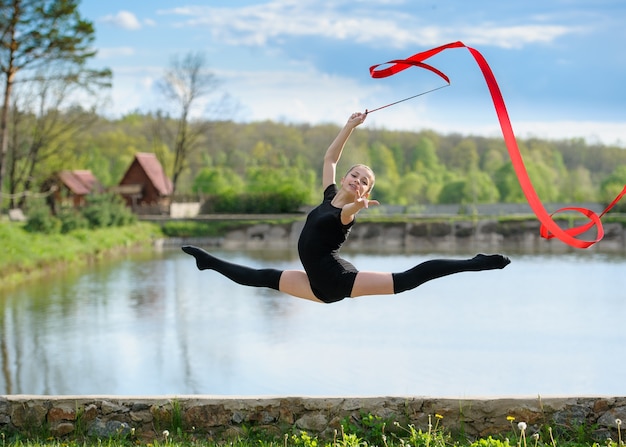 Jeune gymnaste montre Split Jump