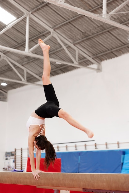 Photo jeune gymnaste s'entraînant pour la compétition