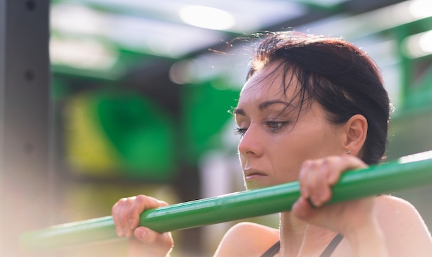 Jeune gymnaste se concentrant sur son entraînement