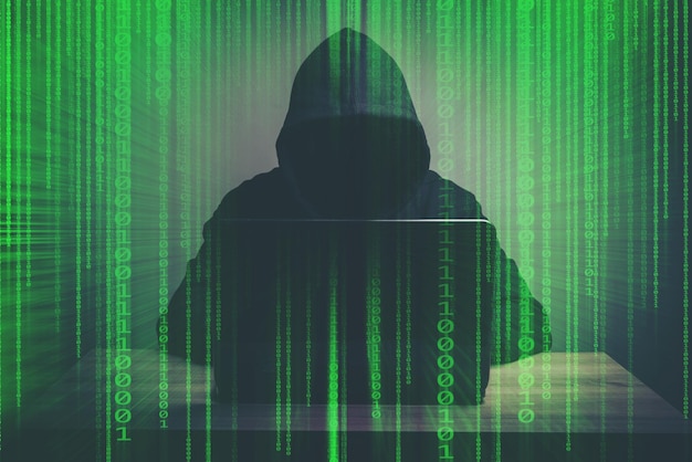 Un jeune hacker travaille dur pour résoudre le concept de codes de mot de passe en ligne.