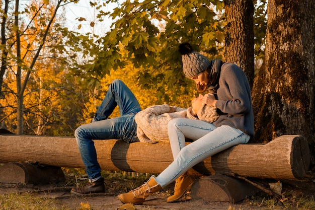 Jeune et heureux couple dans le parc en automne