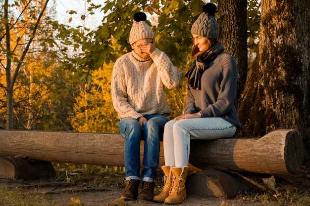 Jeune et heureux couple dans le parc en automne