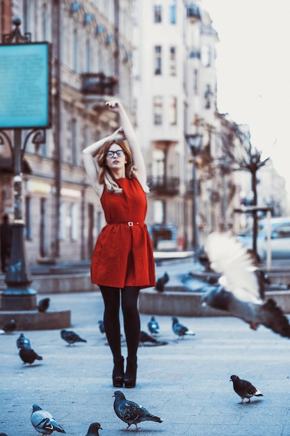 Jeune, hipster, femme, porter, robe rouge