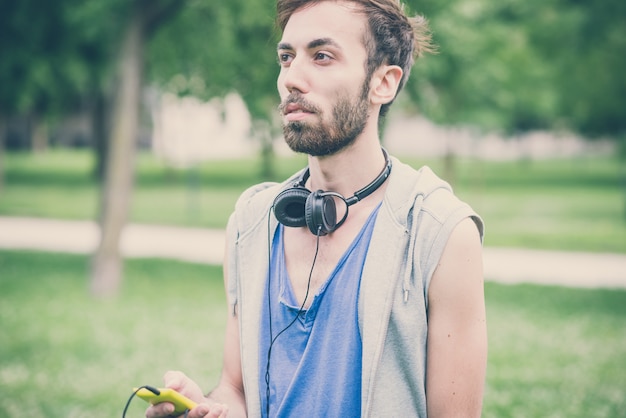 jeune hipster gay man écoutant de la musique casque