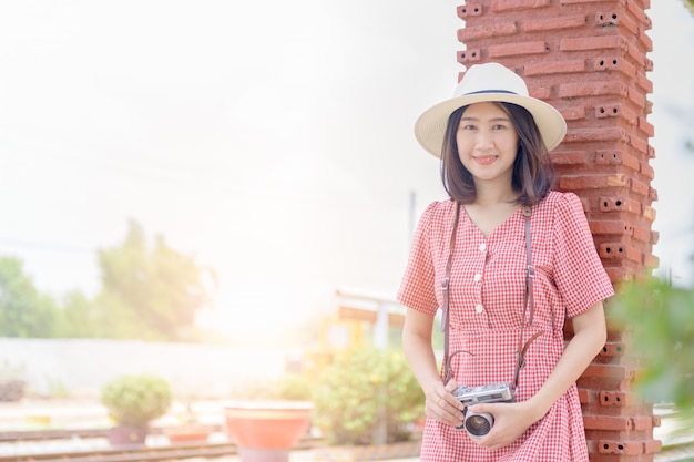 Jeune hipster sourire et tenant la caméra