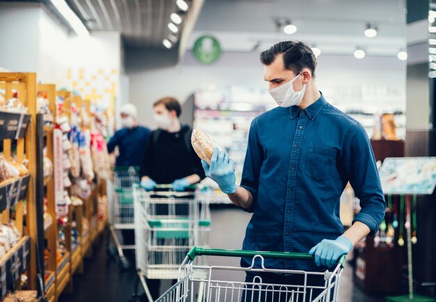 jeune homme, acheter, pain, dans, a, supermarché