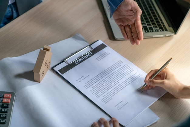 Un Jeune Homme D’affaires Et Un Acheteur à La Maison Avaient Atteint Leur Objectif Ensemble Et Avaient été Signés Dans Le Contrat De Vente De Biens Immobiliers