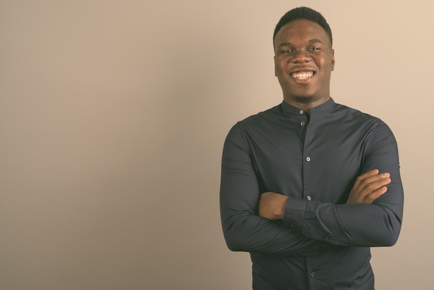 jeune homme d'affaires africain portant une chemise bleue