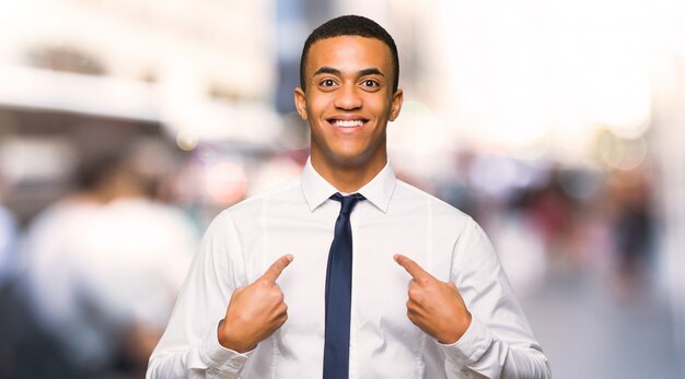 Jeune homme d&#39;affaires américain afro avec une expression du visage surprise dans la ville