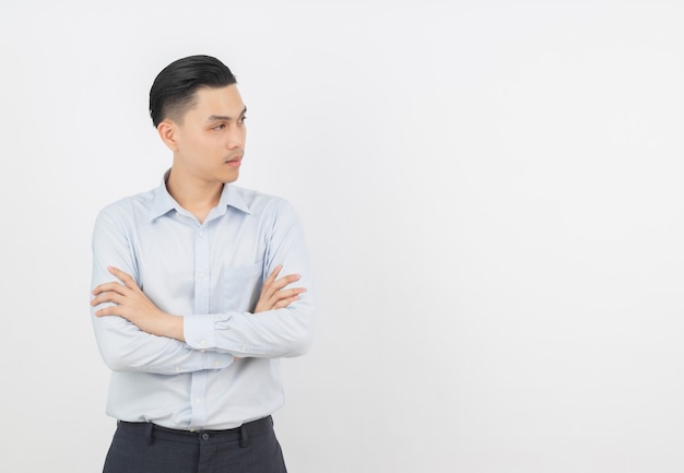 Jeune homme d'affaires asiatique avec chemise bleue