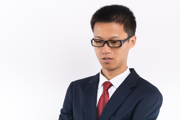 Jeune homme d'affaires asiatique sur fond blanc