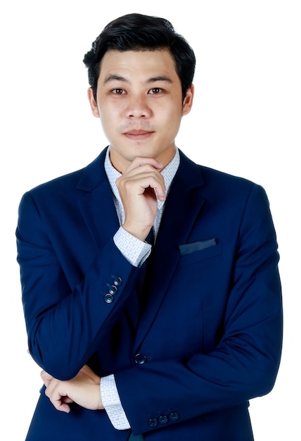 Jeune homme d'affaires asiatique séduisant portant un costume noir avec une chemise blanche et une cravate souriant et ayant l'air confiant sur fond blanc. Isolé