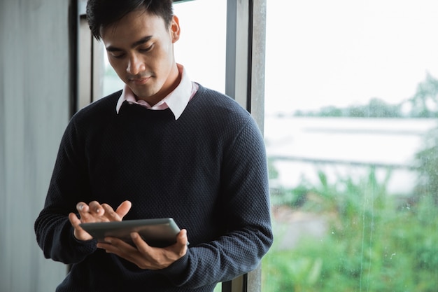 Jeune homme d'affaires asiatique avec tablette