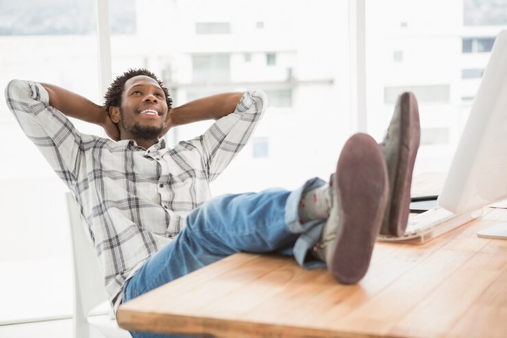 Jeune homme d'affaires assis à son bureau
