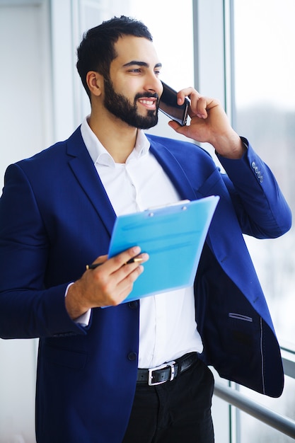 Jeune homme d'affaires au bureau travaillant sur ordinateur