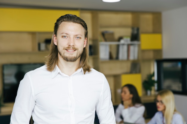 Jeune homme d&#39;affaires au bureau