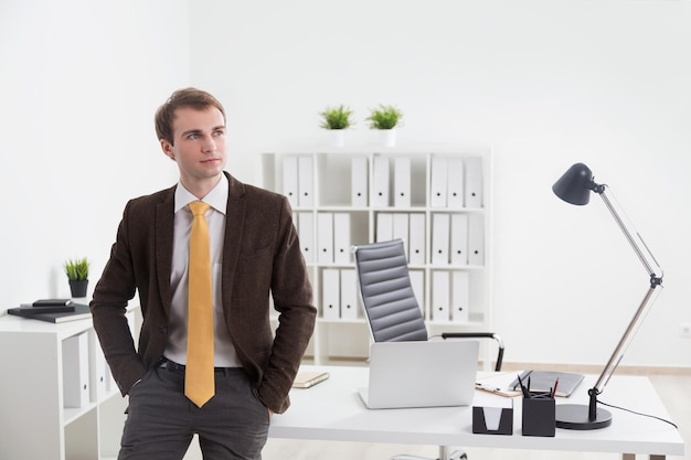 Jeune homme d&#39;affaires au bureau