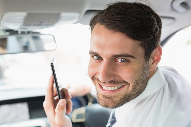 Jeune homme d&#39;affaires au téléphone