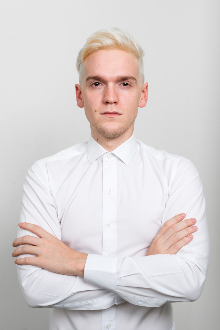 Photo jeune homme d'affaires aux cheveux blonds sur blanc