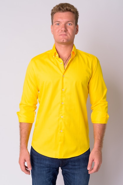 Photo jeune homme d'affaires aux cheveux blonds portant une chemise jaune