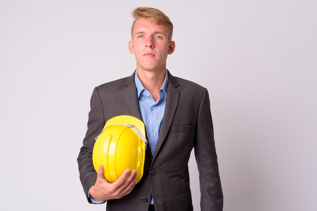 jeune homme d'affaires aux cheveux blonds portant costume